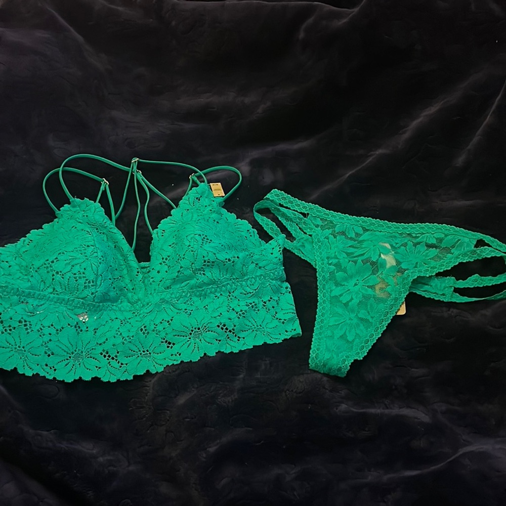💚Kelly green lace bralette and thong panties from PINK💚NWT!!!